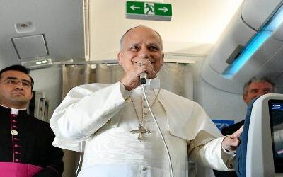 Papa rejeita papel político, após críticas do presidente dos EUA, e exige fim de guerras